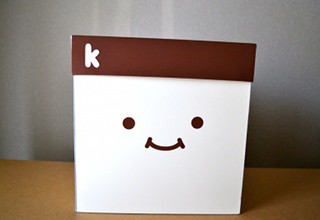 kumoriの紙製の応募箱(てがみぐもと似ているので名前は「てがみばこ」)